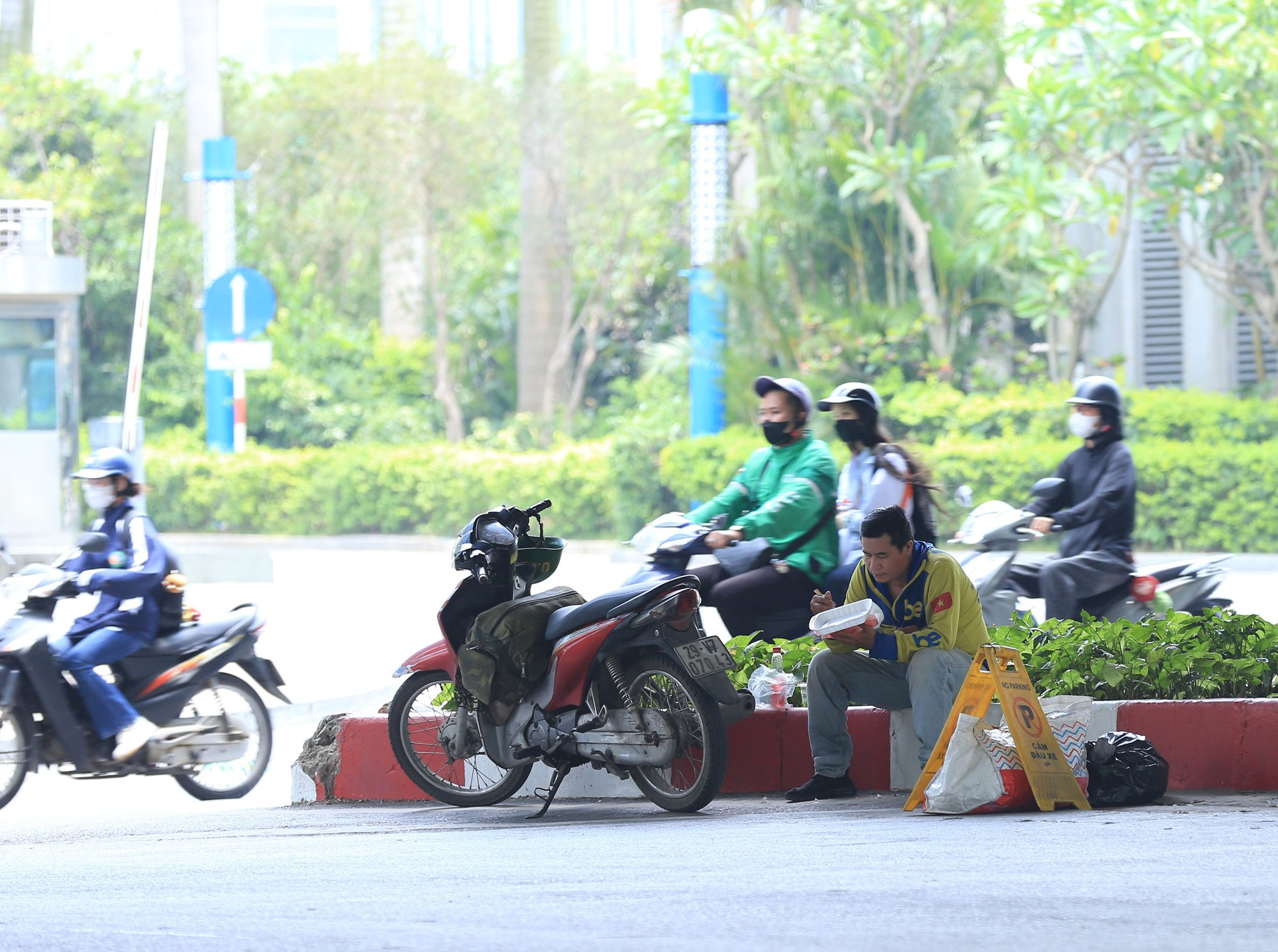 Vừa vào Hè, Hà Nội đã nắng gay gắt 37 độ C: Người dân vã mồ hôi