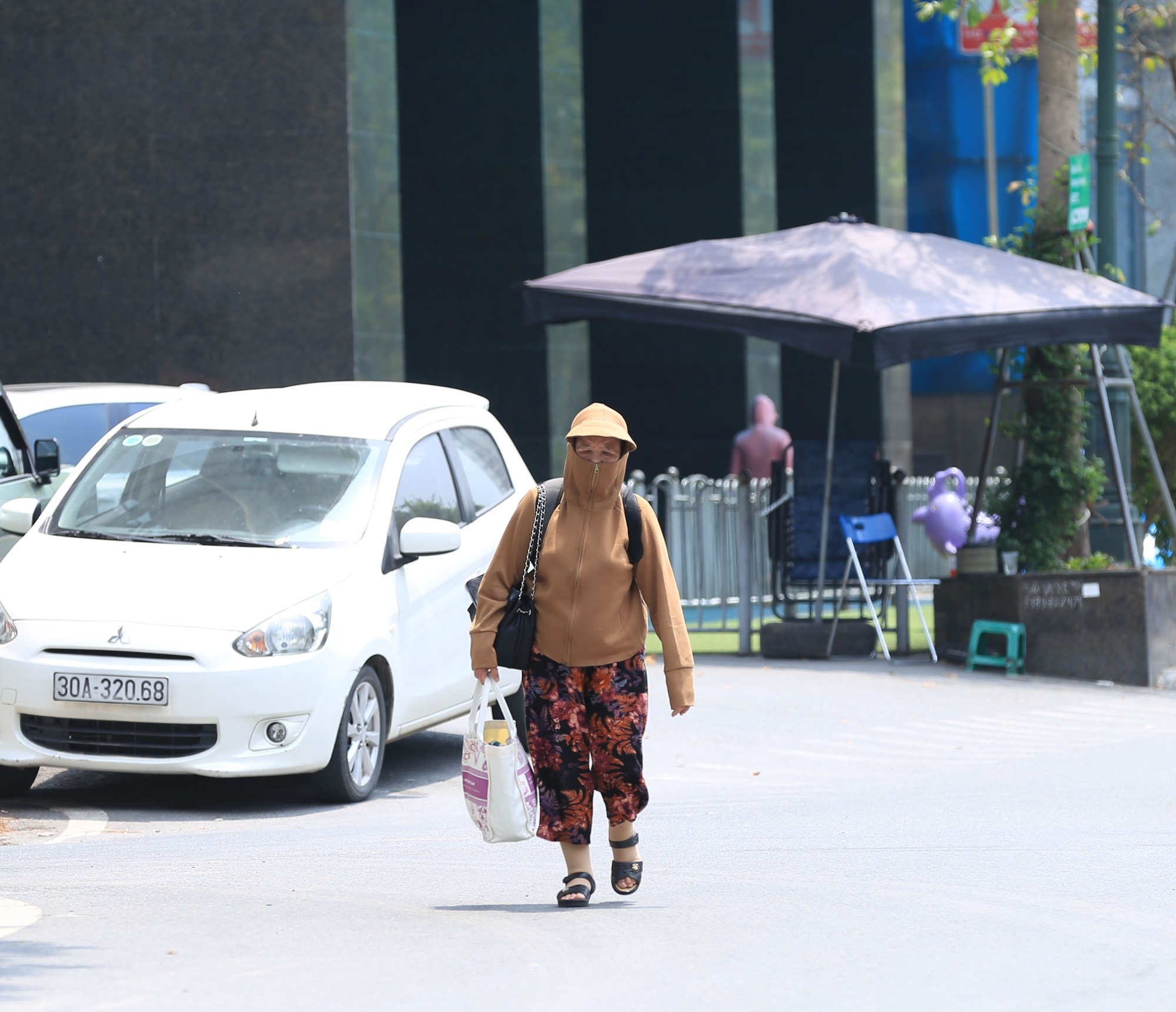 Vừa vào Hè, Hà Nội đã nắng gay gắt 37 độ C: Người dân vã mồ hôi