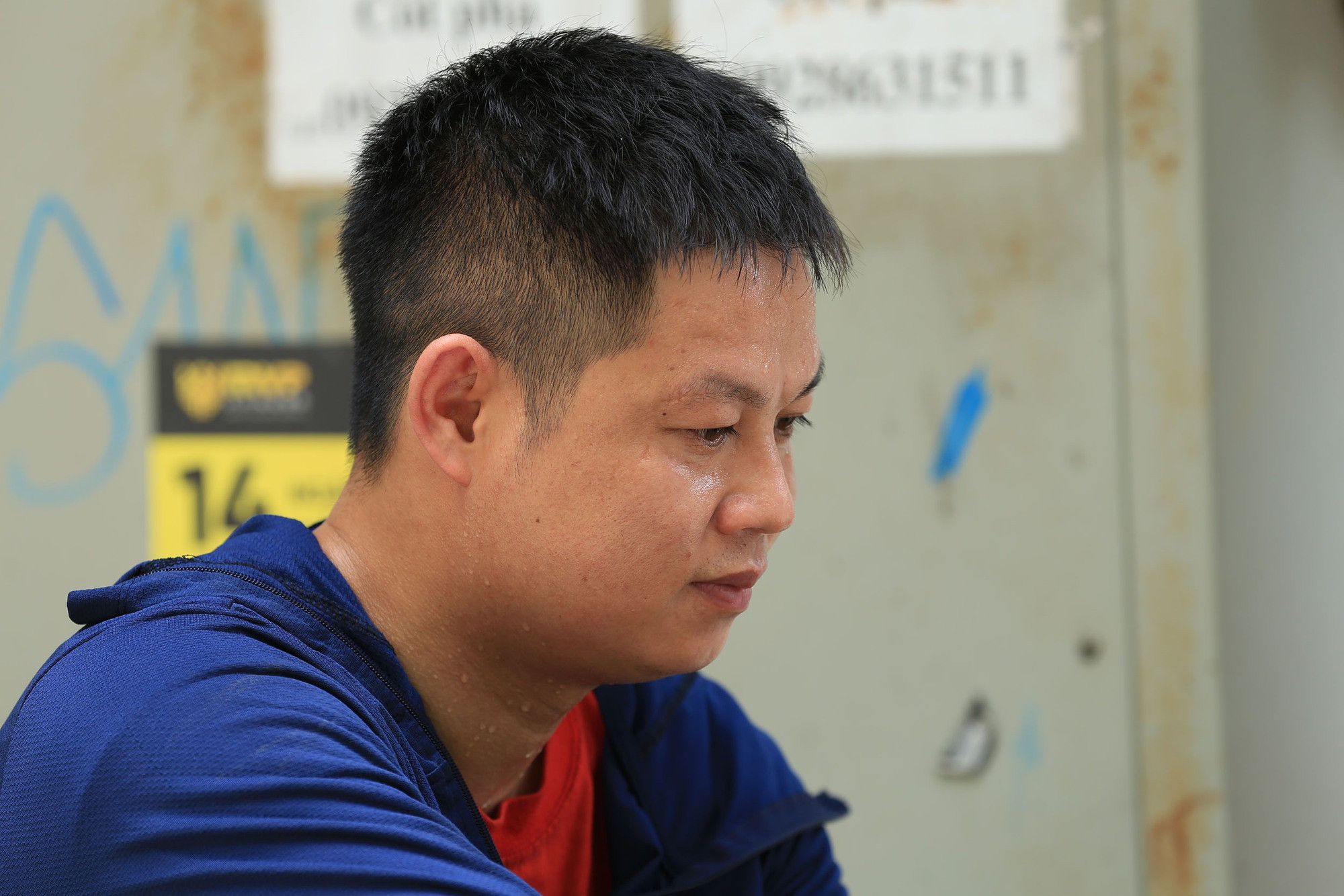 Vừa vào Hè, Hà Nội đã nắng gay gắt 37 độ C: Người dân vã mồ hôi