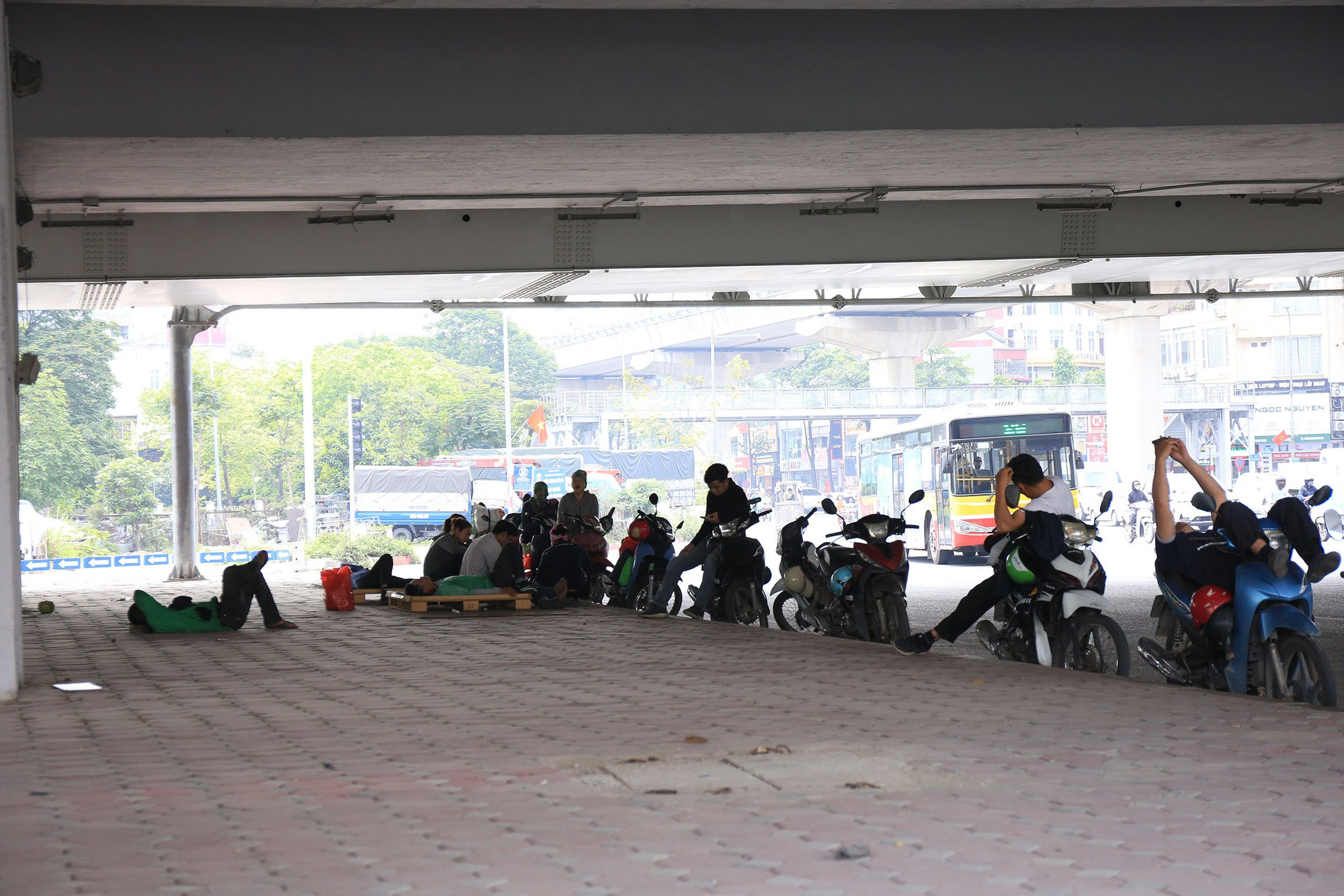 Vừa vào Hè, Hà Nội đã nắng gay gắt 37 độ C: Người dân vã mồ hôi