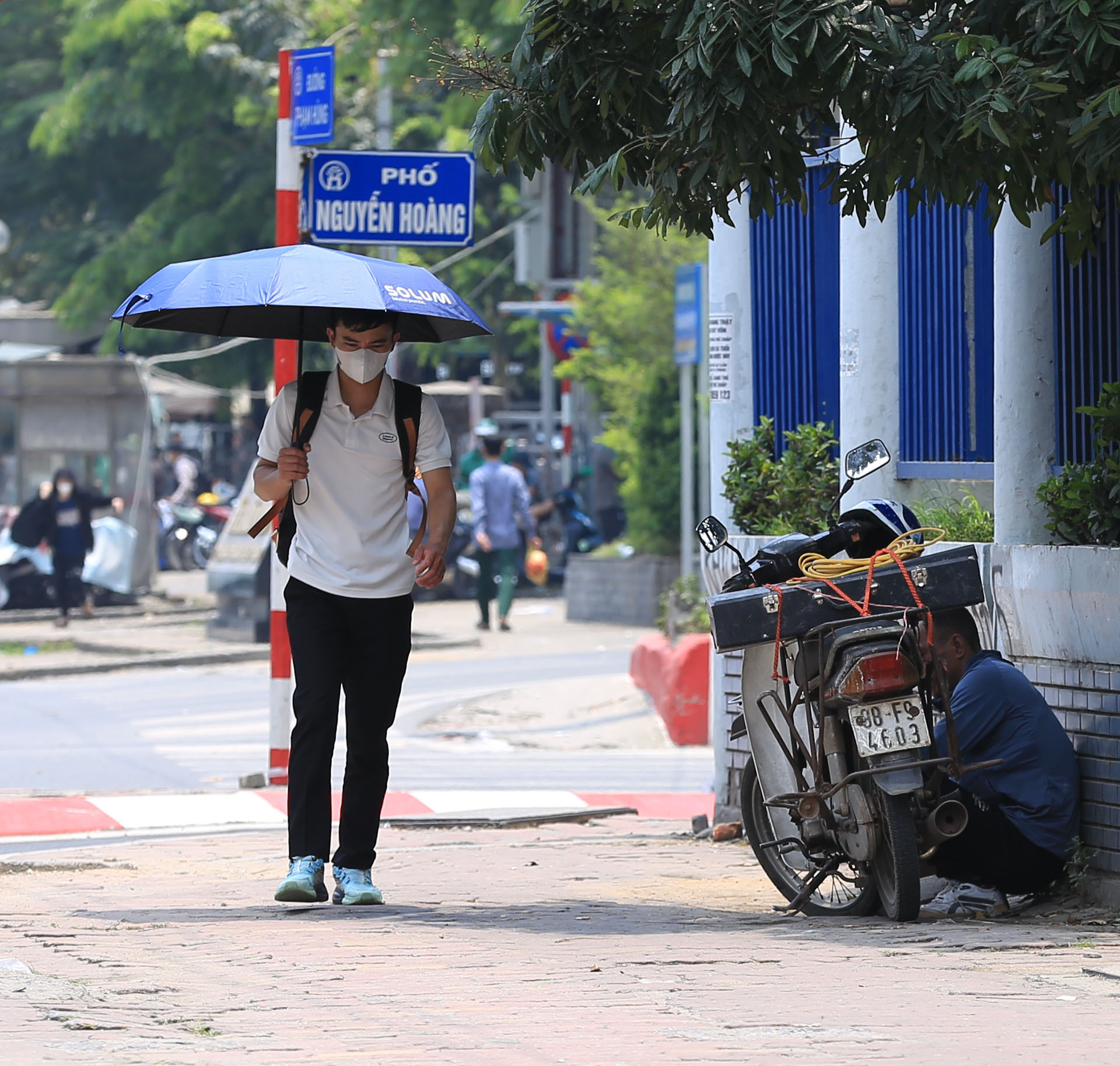 Vừa vào Hè, Hà Nội đã nắng gay gắt 37 độ C: Người dân vã mồ hôi