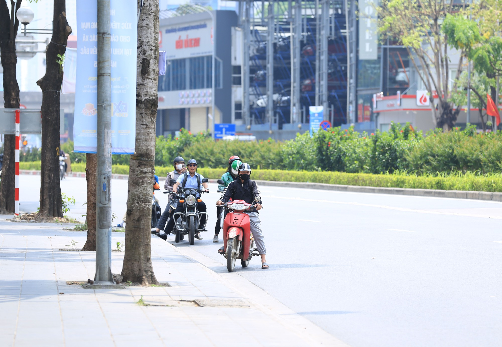 Vừa vào Hè, Hà Nội đã nắng gay gắt 37 độ C: Người dân vã mồ hôi