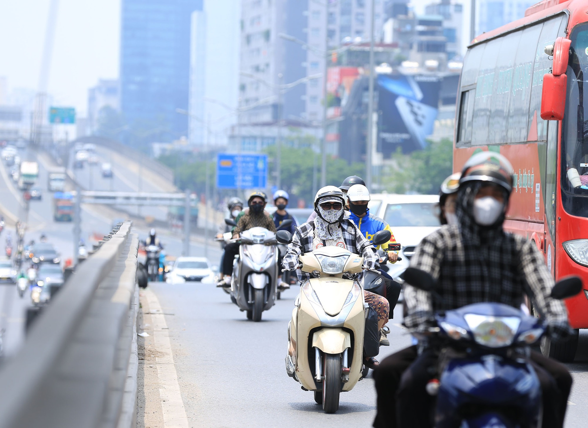 Vừa vào Hè, Hà Nội đã nắng gay gắt 37 độ C: Người dân vã mồ hôi