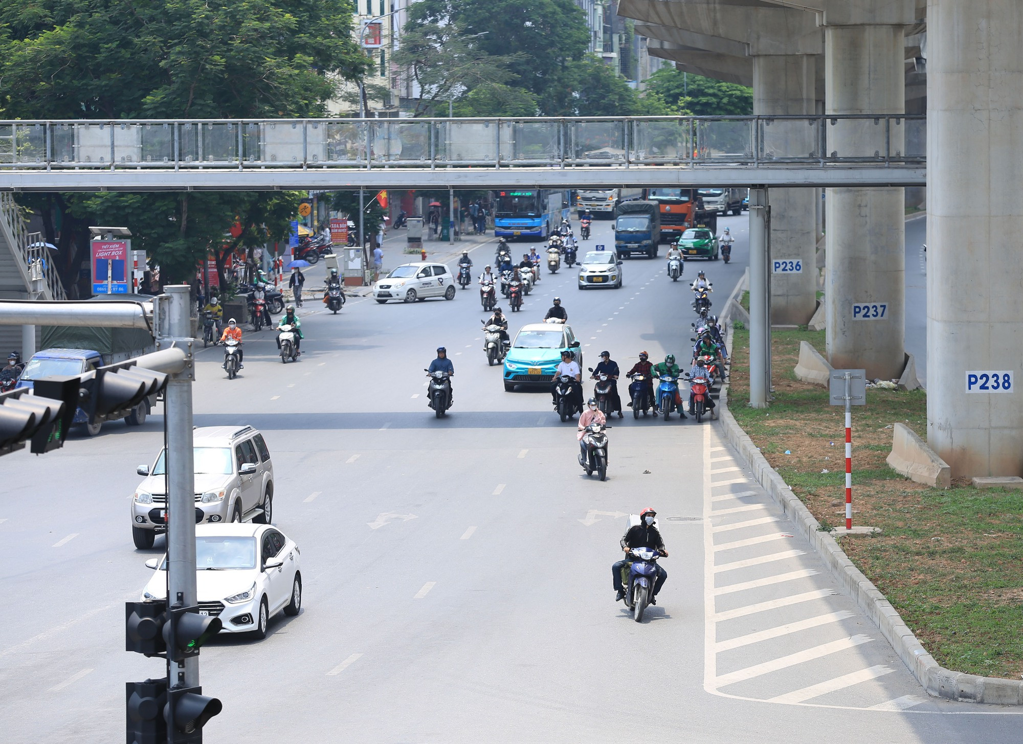 Vừa vào Hè, Hà Nội đã nắng gay gắt 37 độ C: Người dân vã mồ hôi