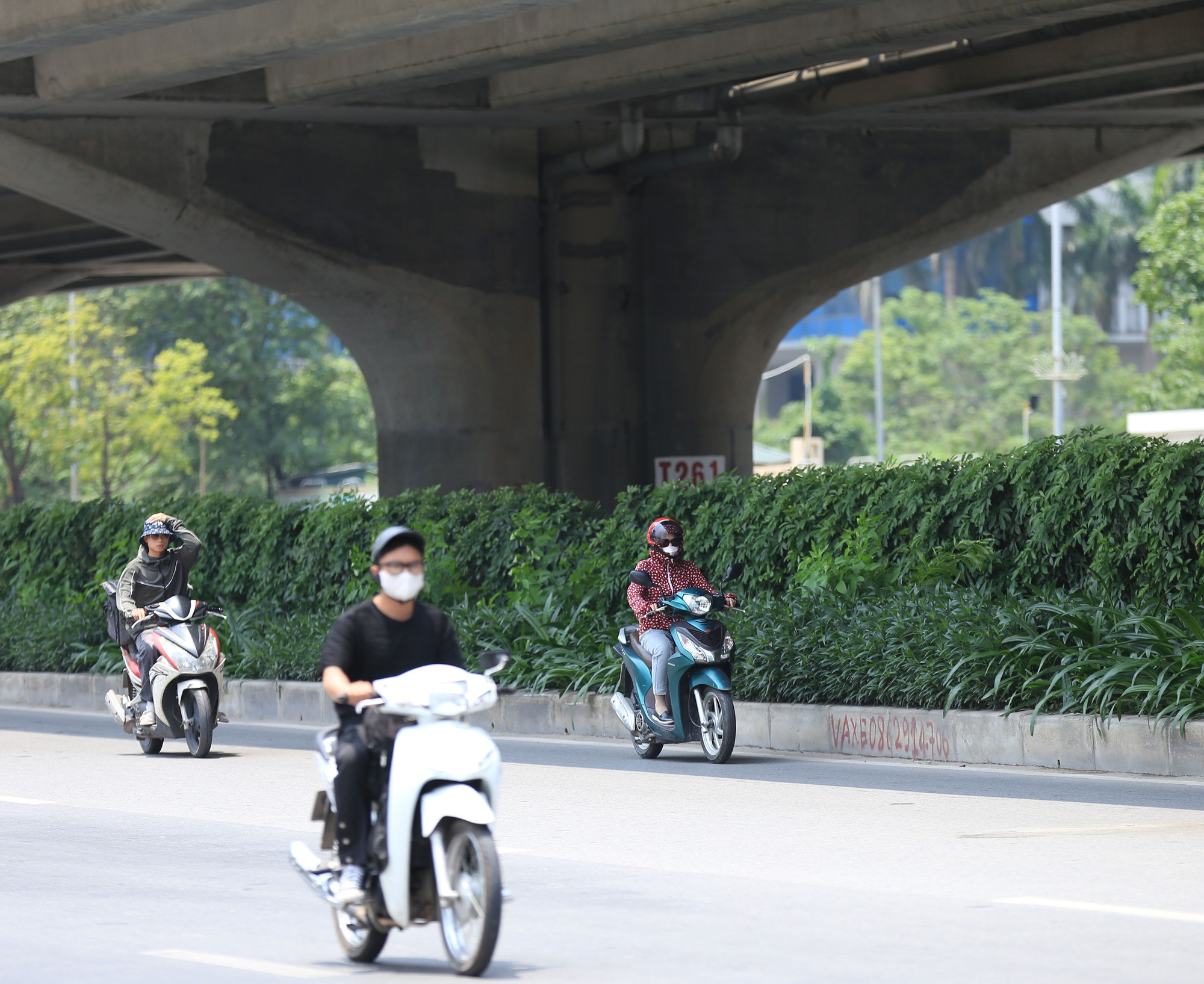 Vừa vào Hè, Hà Nội đã nắng gay gắt 37 độ C: Người dân vã mồ hôi