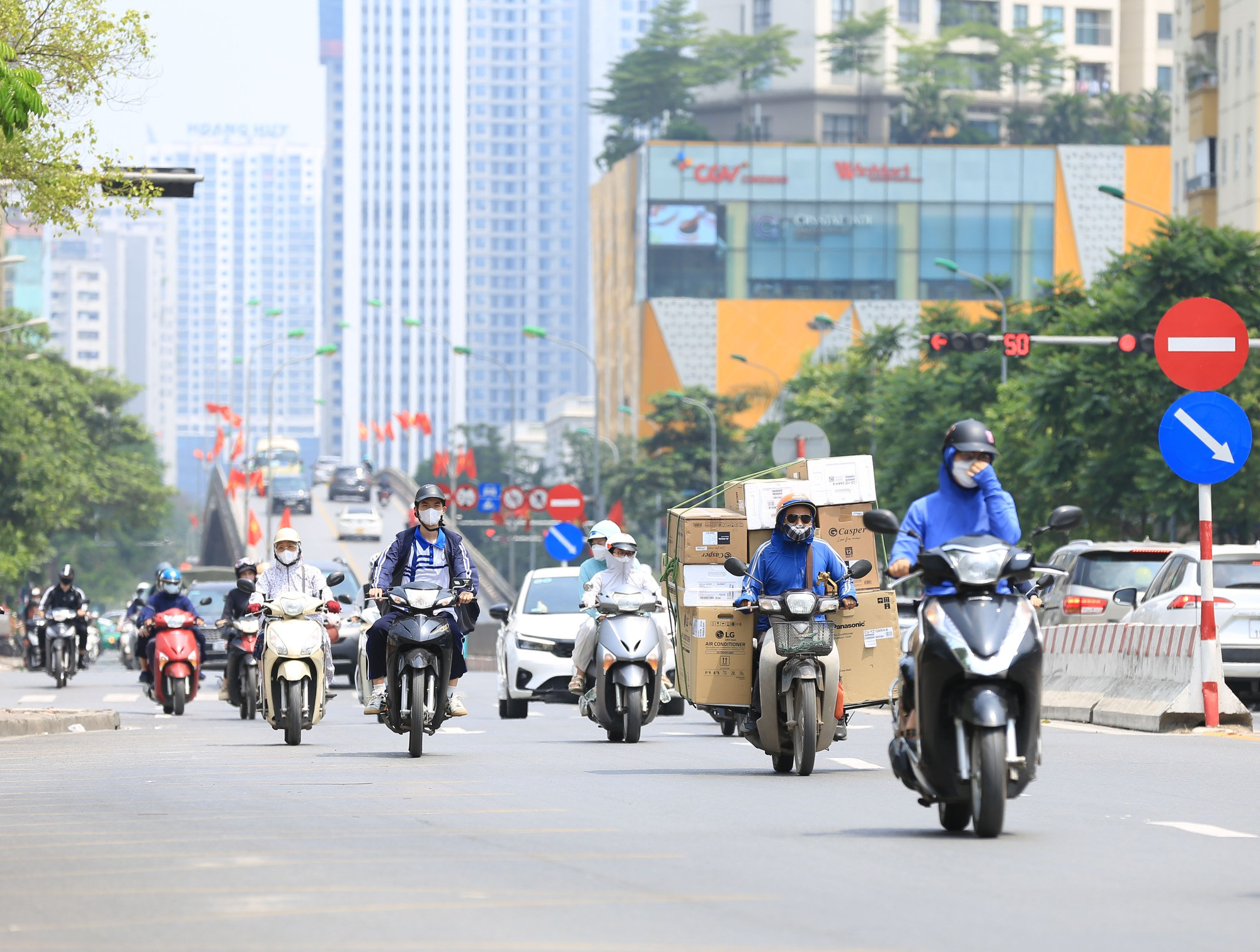 Vừa vào Hè, Hà Nội đã nắng gay gắt 37 độ C: Người dân vã mồ hôi