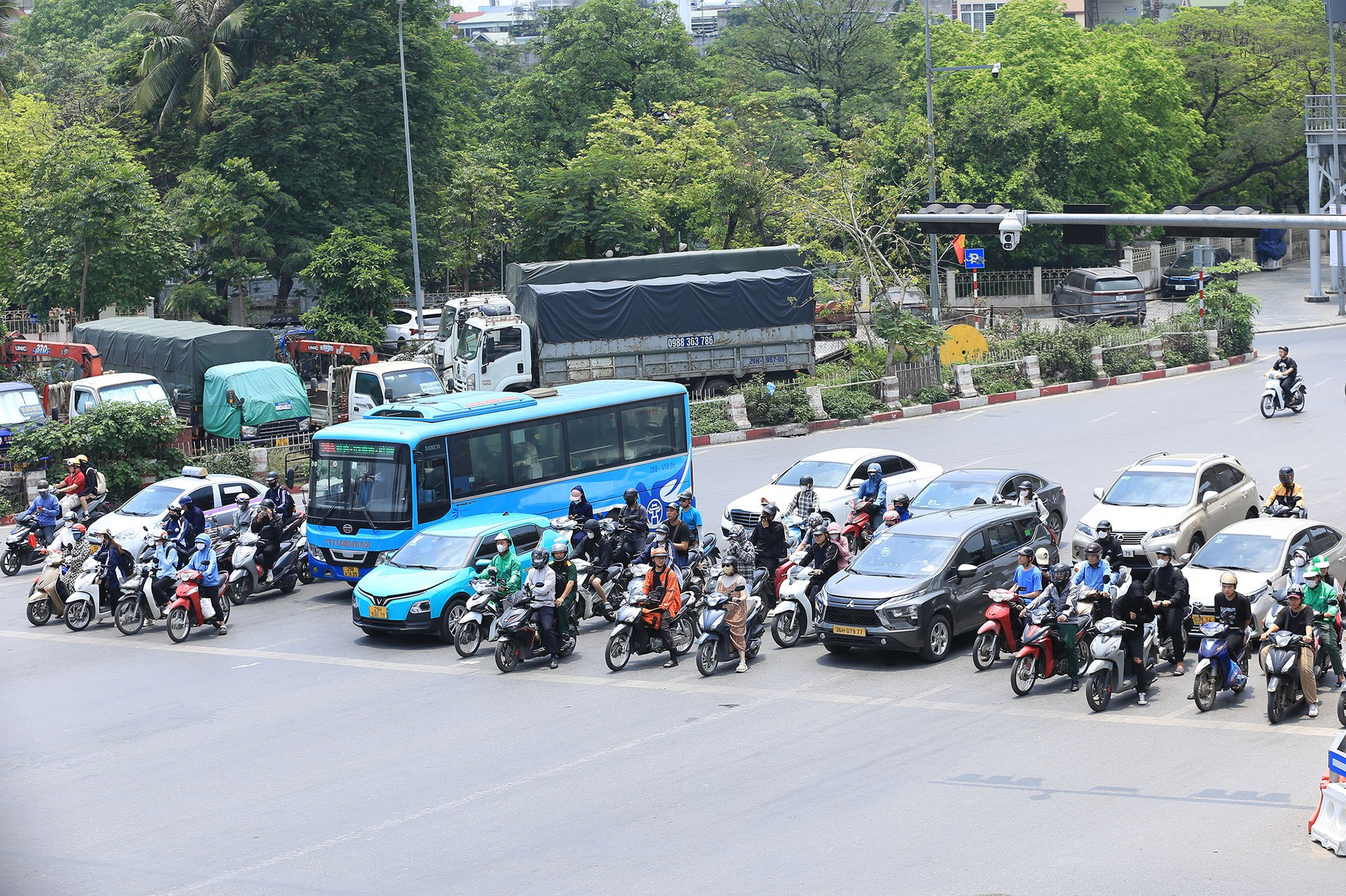 Vừa vào Hè, Hà Nội đã nắng gay gắt 37 độ C: Người dân vã mồ hôi