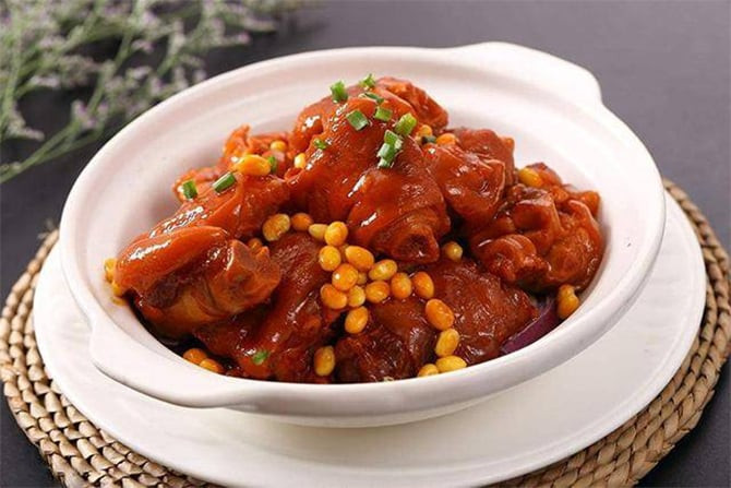 Đậu nành và chân giò đều rất tốt cho phụ nữ. (Ảnh: Sohu)