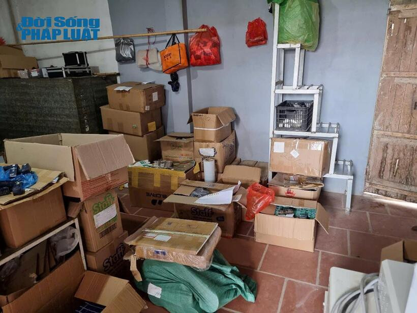 Cận cảnh 1 góc kho hàng giả.