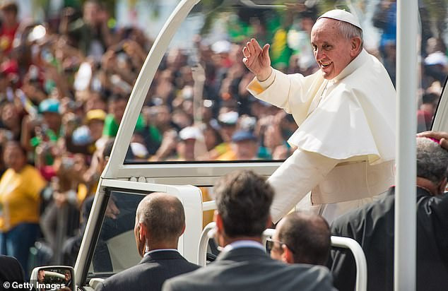Đức Giáo hoàng Francis vẫy tay chào từ xe Popemobile khi ngài đến cử hành Thánh lễ tại Bãi biển Copacabana ở Rio de Janeiro, Brazil, trong chuyến công du nước ngoài đầu tiên kể từ khi trở thành giáo hoàng, ngày 28 tháng 7 năm 2013
