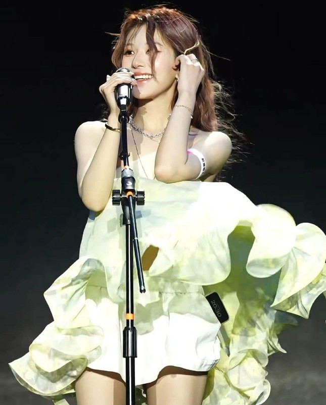 Học ngay Triệu Lộ Tư tuyệt chiêu chọn quần bảo hộ để mặc váy ngắn mà không lo lắng ảnh 4