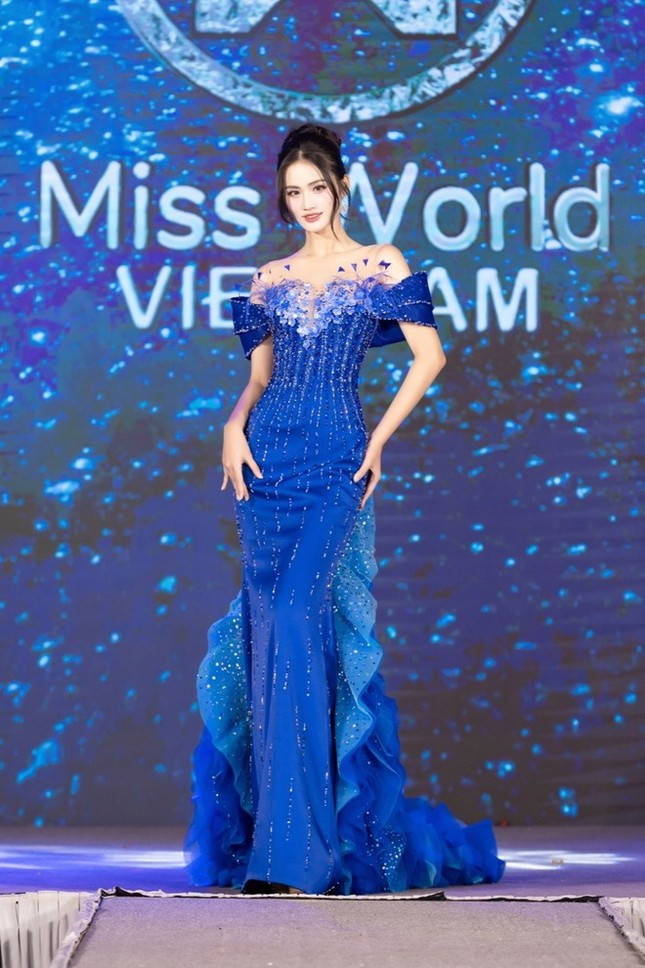 Điều khác lạ của bộ váy dạ hội Hoa hậu Ý Nhi mặc ở Chung kết Miss World 2025 ảnh 1