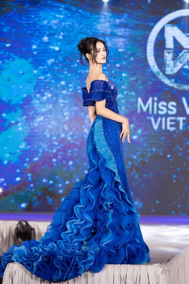 Điều khác lạ của bộ váy dạ hội Hoa hậu Ý Nhi mặc ở Chung kết Miss World 2025 ảnh 2