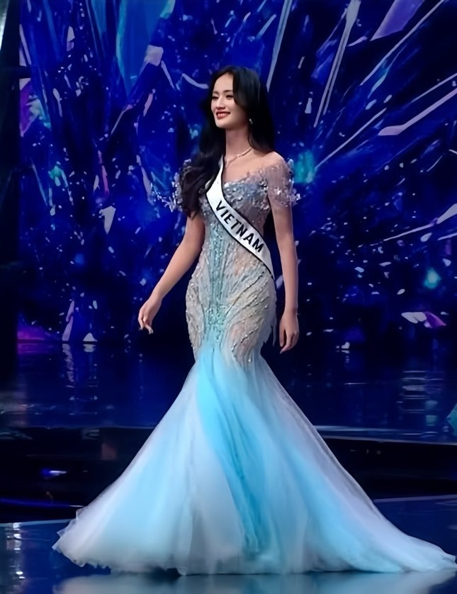 Điều khác lạ của bộ váy dạ hội Hoa hậu Ý Nhi mặc ở Chung kết Miss World 2025 ảnh 5