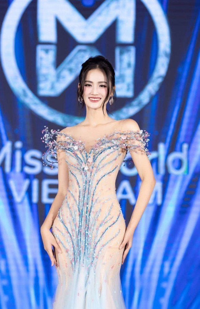 Điều khác lạ của bộ váy dạ hội Hoa hậu Ý Nhi mặc ở Chung kết Miss World 2025 ảnh 7