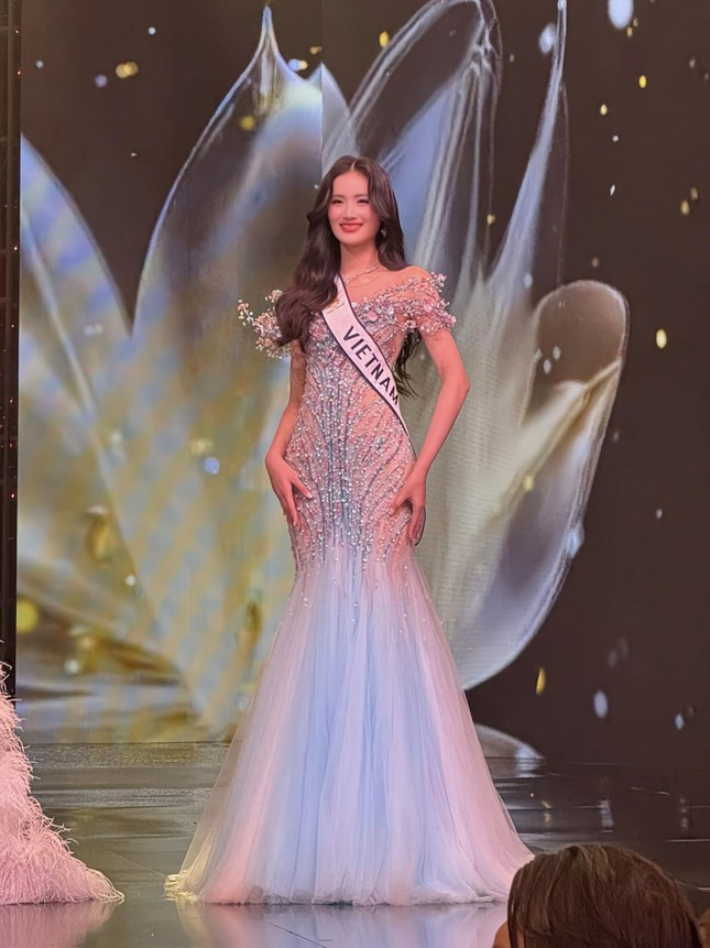 Điều khác lạ của bộ váy dạ hội Hoa hậu Ý Nhi mặc ở Chung kết Miss World 2025 ảnh 4