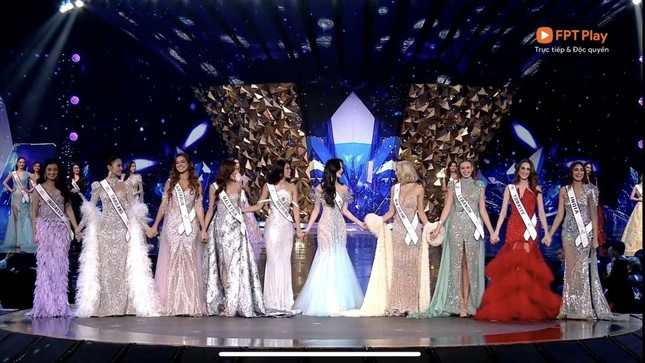 Điều khác lạ của bộ váy dạ hội Hoa hậu Ý Nhi mặc ở Chung kết Miss World 2025 ảnh 9