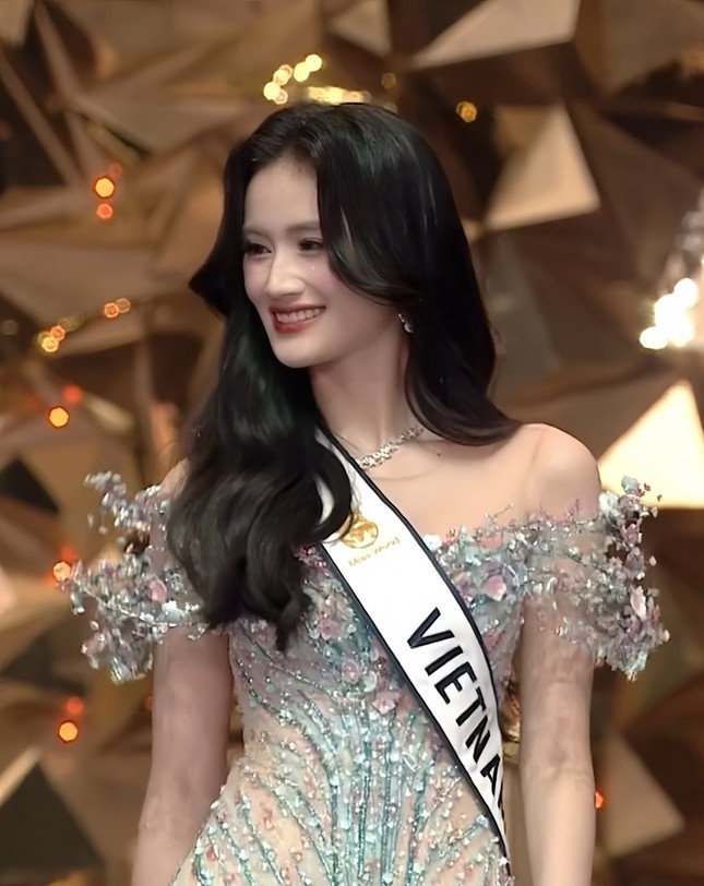 Điều khác lạ của bộ váy dạ hội Hoa hậu Ý Nhi mặc ở Chung kết Miss World 2025 ảnh 6