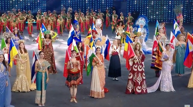 Hành trình lọt Top 40 Miss World 2025 của đại diện Việt Nam: Hoa hậu Huỳnh Trần Ý Nhi ảnh 4