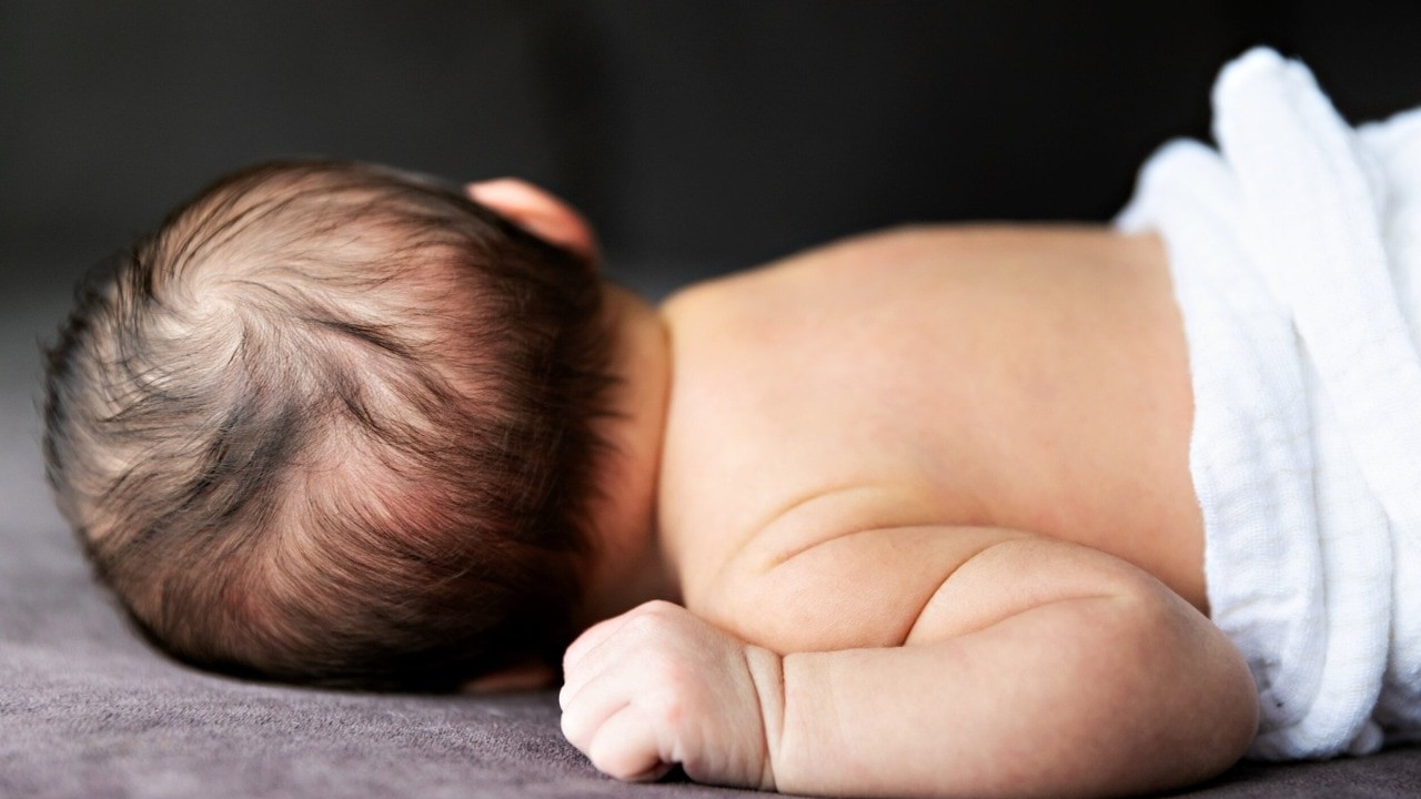 Mải dùng điện thoại, nữ y tá cắt nhầm ngón tay cái của trẻ sơ sinh- Ảnh 1.