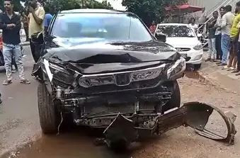 Say rượu, nam thanh niên 19 tuổi lái xe tông 2 người tử vong, 3 người bị thương- Ảnh 1.