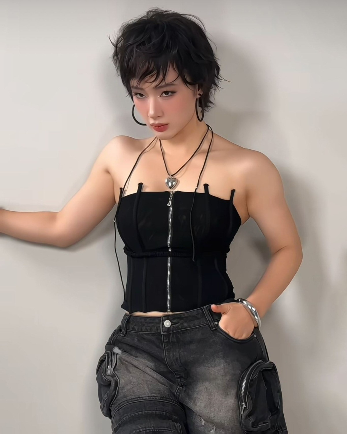 Angela Phương Trinh lộ khoảnh khắc tập gym hùng hục để có body lực sĩ gây sốc