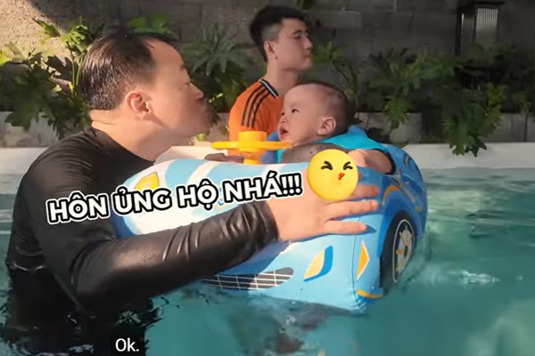 Cặp song sinh nhà Phương Oanh - Shark Bình học bơi, qua clip lộ bố mẹ cực kỳ có tâm - Ảnh 3.