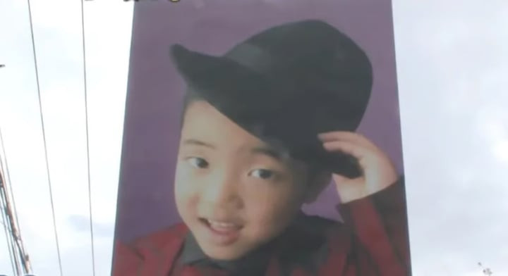 Cậu bé được quảng cáo khắp nơi từ cầu đi bộ, biển báo đỗ xe cho đến xe buýt thành phố. (Ảnh: QQ)