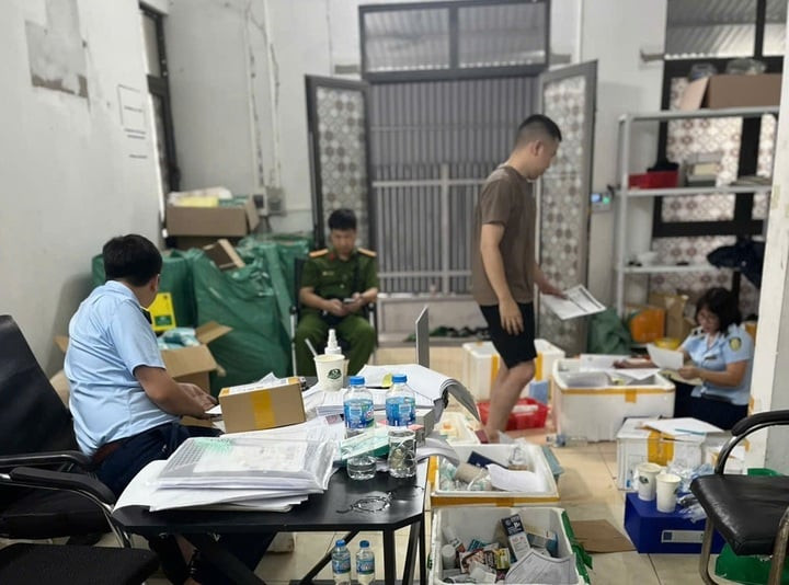 Lực lượng chức năng kiểm tra 4 cơ sở kinh doanh, phát hiện 3.500 sản phẩm mỹ phẩm nhập lậu. (Ảnh: QLTT)