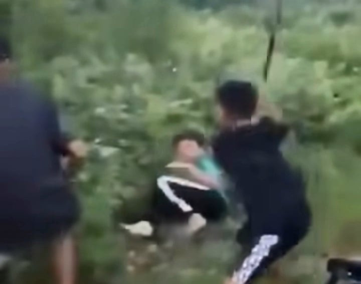 Nam sinh Bình Định bị đánh dã man dù quỳ gối xin tha: Lời khai của nhóm đánh bạn- Ảnh 1.