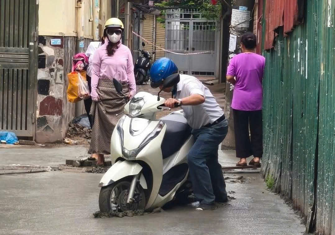Pháp lý vụ người đàn ông cố tình đi vào đường mới đổ bê tông ở Hà Nội- Ảnh 1.