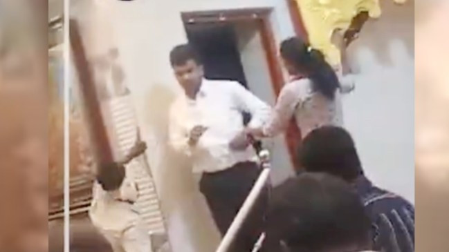 Vợ xông vào đám cưới ẩu đả với chồng khiến quan khách sốc nặng- Ảnh 1.