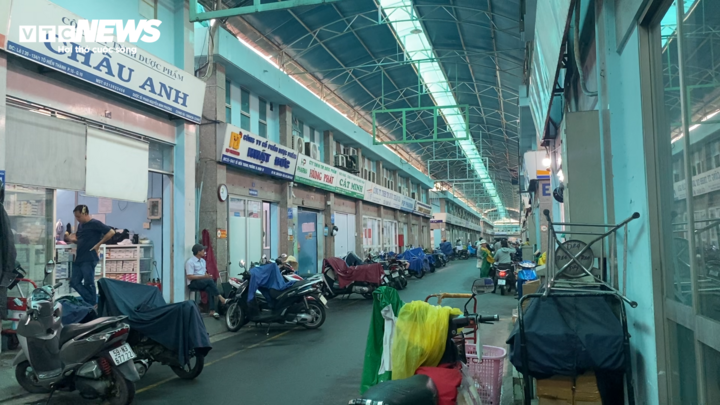 Chợ thuốc sỉ trong cảnh đìu hiu, vắng lặng.