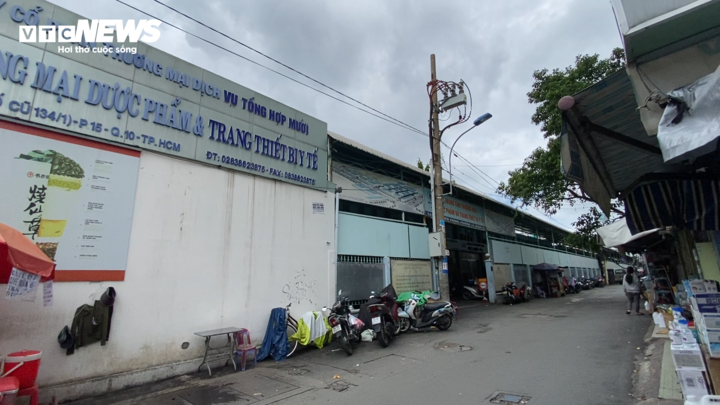 Không còn cảnh tấp nập người vận chuyển, xe chở hàng tới lui ở khu vực tập kết hàng hoá.