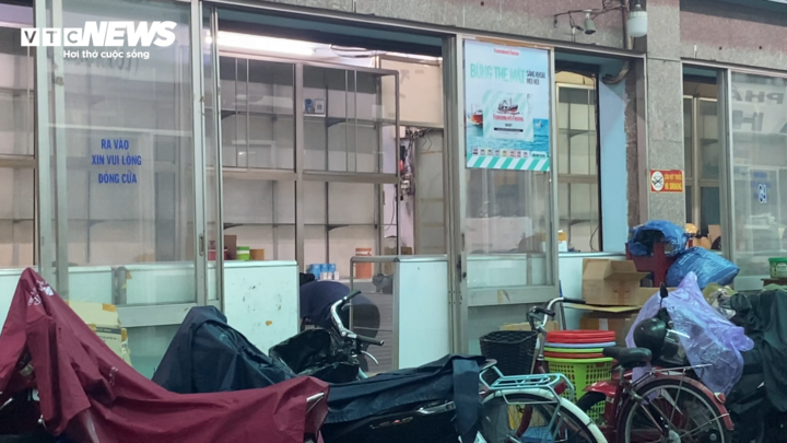 Hàng loạt cửa hàng đóng của, kệ hàng trống trơn.