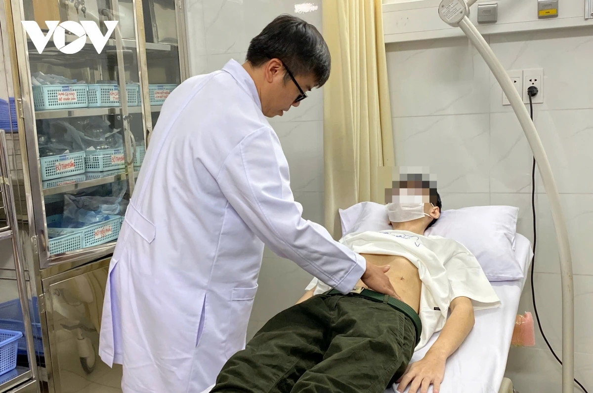 choi game thau dem, nam sinh 19 tuoi nguy kich vi loet da day bien chung hinh anh 1