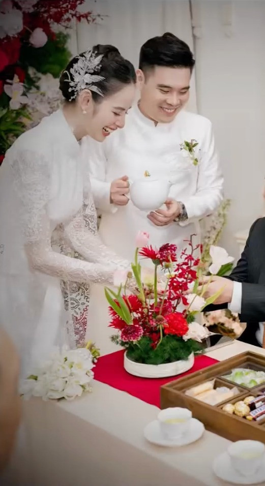 Chồng thiếu gia của Hương Liên lộ diện sau đám hỏi được khen tinh tế với vợ nhờ 1 hành động