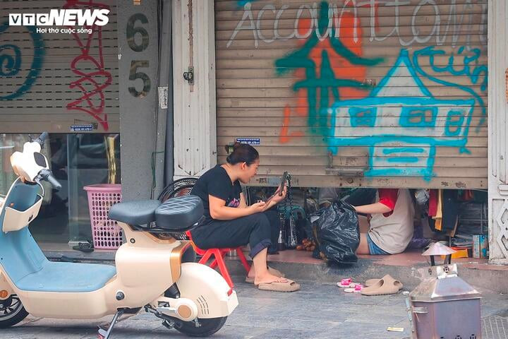 Kỳ lạ cảnh mua bán vụng trộm, luồn cúi, thấp thỏm canh chừng trên phố cổ Hà Nội - 2