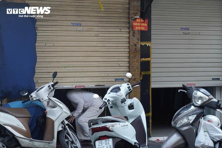 Kỳ lạ cảnh mua bán vụng trộm, luồn cúi, thấp thỏm canh chừng trên phố cổ Hà Nội - 3