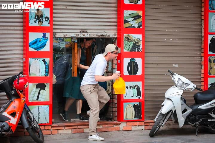 Một cửa hàng quần áo trên phố Hàng Gai mở cửa trong trạng thái lo âu.