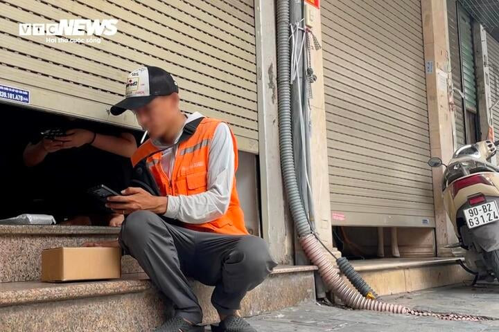 Kỳ lạ cảnh mua bán vụng trộm, luồn cúi, thấp thỏm canh chừng trên phố cổ Hà Nội - 4