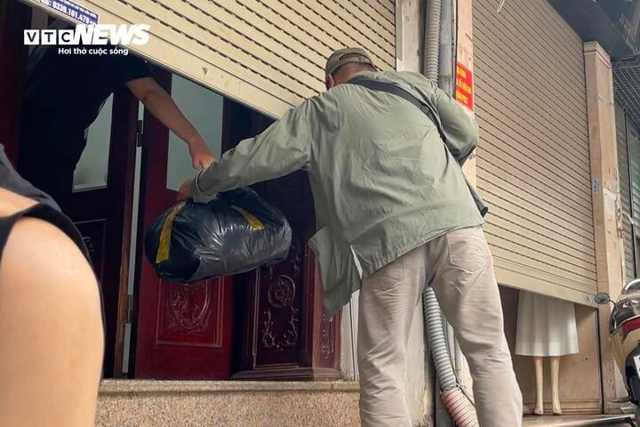 Kỳ lạ cảnh mua bán vụng trộm, luồn cúi, thấp thỏm canh chừng trên phố cổ Hà Nội - 5