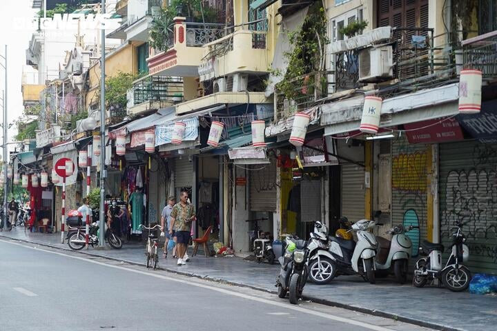 La liệt mặt bằng trên phố cổ đóng cửa im lìm nhiều tuần nay.