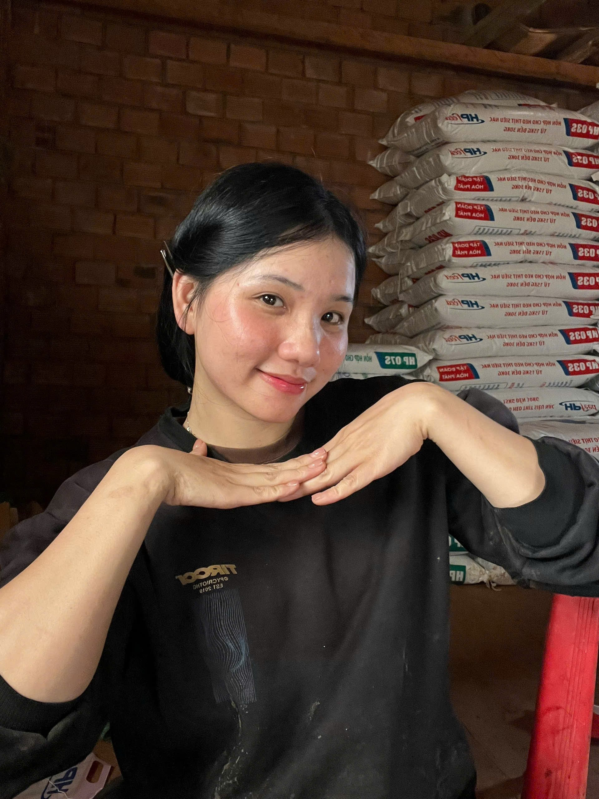 Mỹ nhân gen Z hút triệu view với cảnh vác tải cám phăng phăng nuôi 200 con lợn - 8