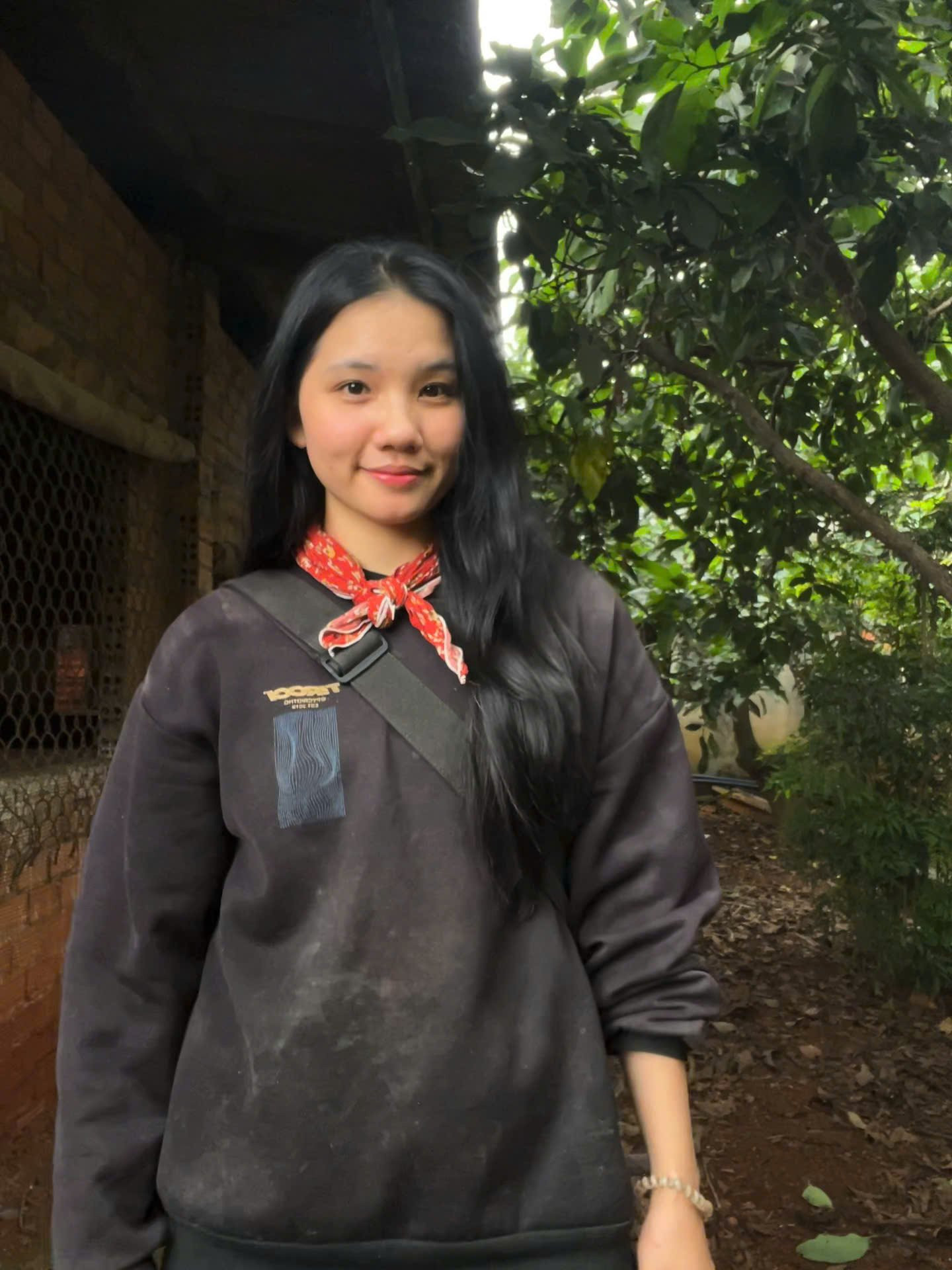 Mỹ nhân gen Z hút triệu view với cảnh vác tải cám phăng phăng nuôi 200 con lợn - 9