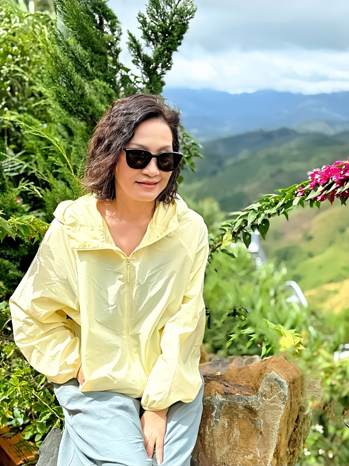 Nữ diễn viên Việt 63 tuổi dở khóc dở cười vì tin đồn lấy chồng 2