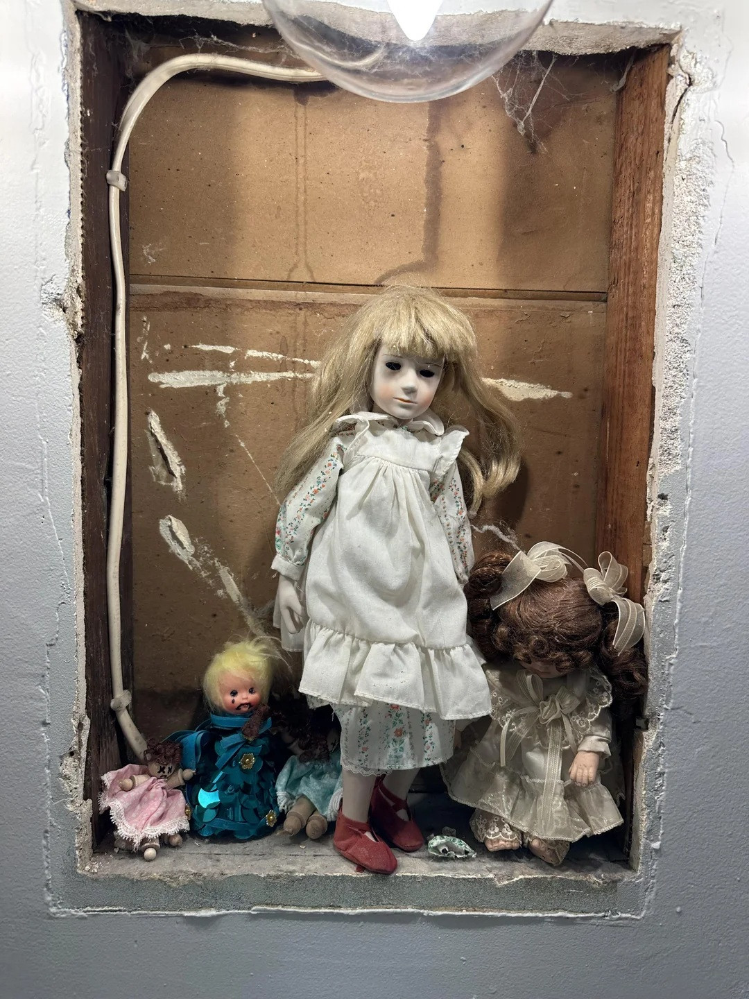 Phát hiện rợn người phía sau gương phòng tắm.