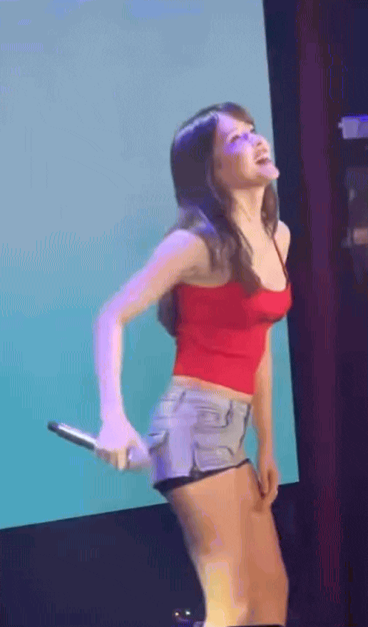 Thiều Bảo Trâm lên sấn khấu với trang phục ngắn cũn như đồ ngủ gây tranh cãi