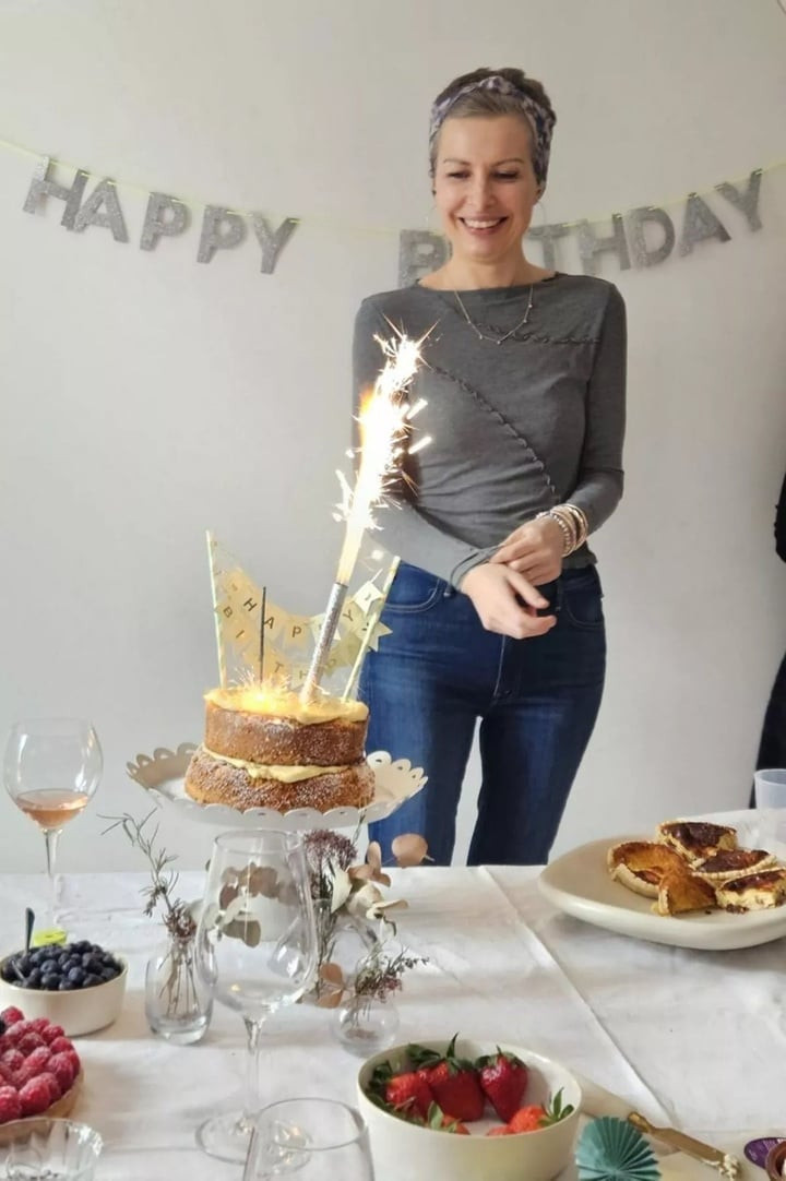 Liz không thích bộ ngực nhỏ của mình nên đã chọn phẫu thuật nâng ngực.