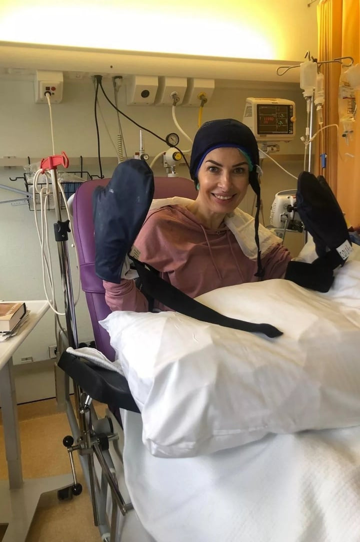 Liz đã phẫu thuật cắt bỏ cả hai bên vú.